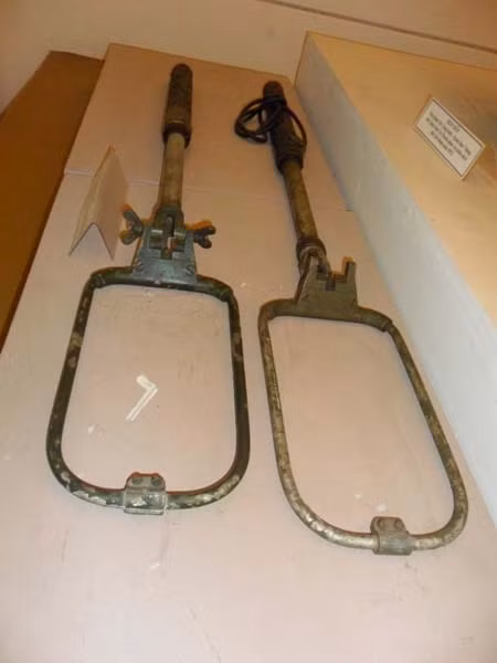 Máy dò mìn, thuộc biên chế Tiểu đoàn 1, Trung đoàn 219 dùng để dò phá bom mìn cho xe tăng tiến vào giải phóng Sài Gòn năm 1975