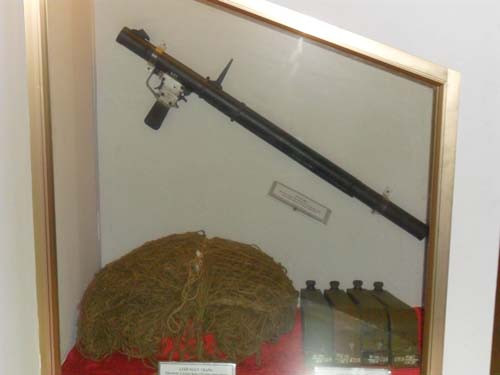 Súng B40, lưới ngụy trang và máy đo xa KM – 58 của Bộ đội Công binh dùng trong kháng chiến phống Mỹ. Súng B40, lưới ngụy trang và máy đo xa KM – 58 của Bộ đội Công binh dùng trong kháng chiến phống Mỹ.