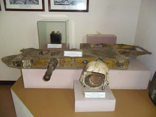 Xác máy bay và mũ phi công do Đại đội 2, Tiểu đoàn 1, Trung đoàn 239 bắn cháy tại Tam Nông, Phú Thọ ngày 27/7 năm 1965. Xác máy bay và mũ phi công do Đại đội 2, Tiểu đoàn 1, Trung đoàn 239 bắn cháy tại Tam Nông, Phú Thọ ngày 27/7 năm 1965.