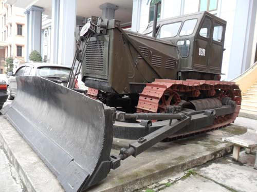 Chiếc máy ủi này được Bộ đội Công binh sử dụng để mở đường trong chiến dịch Quảng Trị năm 1072 Chiếc máy ủi này được Bộ đội Công binh sử dụng để mở đường trong chiến dịch Quảng Trị năm 1072