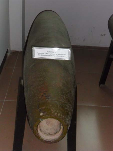 Quả bom MK-82, do Trung đoàn 249 tháo gỡ tại bến Long Đại bảo đảm giao thông thông suốt năm 1968 Quả bom MK-82, do Trung đoàn 249 tháo gỡ tại bến Long Đại bảo đảm giao thông thông suốt năm 1968