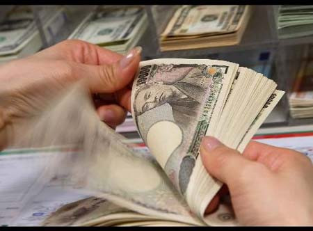 Trong phiên giao dịch ngày 12/3 tại châu Á, đồng yên tăng giá nhẹ so với đồng USD và đồng euro. Nguồn: Internet