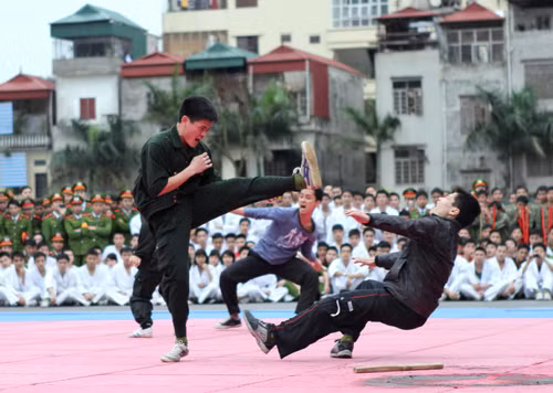 Chiến đấu trong tình huống bị vây hãm là một trong những bài tập không thể thiếu của mọi lực lượng cảnh sát.
