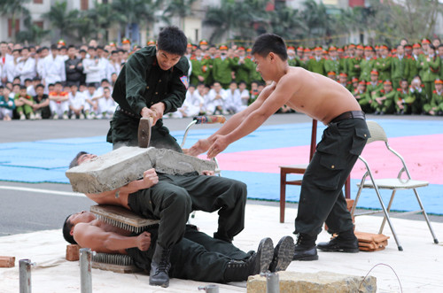 Tảng bê tông vỡ tạo lên một áp lực không nhỏ. Thử thách này đòi hỏi người chiến sĩ vừa phải rắn rỏi chịu đựng, vừa có sức đàn hồi để bàn đinh không duyên qua da.