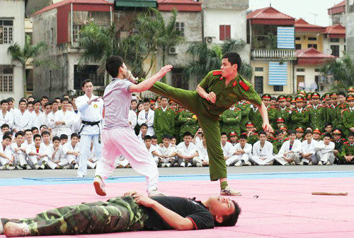 Học viên Học viện Cảnh sát nhân dân chứng tỏ bản lĩnh. Tuy còn ngồi trên ghế nhà trường song các chiến sĩ cảnh sát tương lai tỏ rõ bản lĩnh không thua kém các lực lượng tinh nhuệ khác.