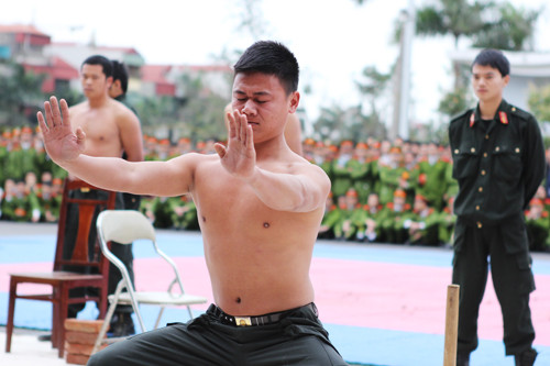 Không dừng lại ở những pha hành động, chiến sĩ cảnh sát cơ động sẵn sàng đối diện với thử thách sức chịu đựng và lòng quả cảm.