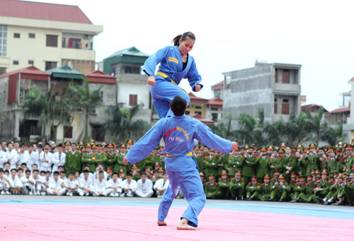 Đòn thế đẹp mắt của một "bóng hồng" trong lực lượng cảnh sát.