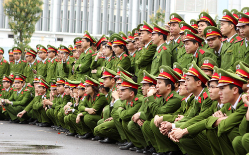 Đông đảo học viên Học viện cảnh sát nhân dân chăm chú theo dõi màn trình diễn đầy sức mạnh của các lực lượng tham gia Hội thao.