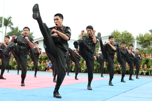 Các chiến sĩ Bộ tư lệnh Cảnh sát cơ động ra chân dũng mãnh.