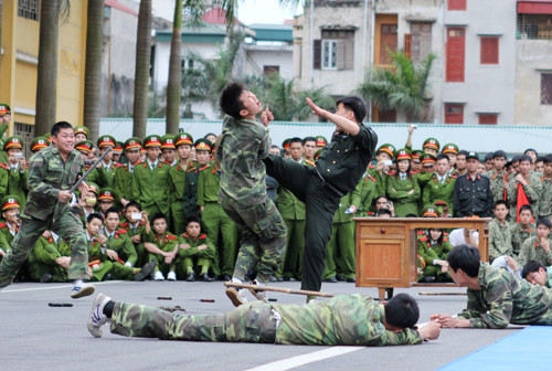 Tình huống thực tế luôn yêu cầu người cảnh sát phải hành động nhanh, hạ gục và khống chế đối tượng một cách chính xác nhằm hạn chế thương vong tối đa.