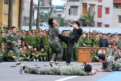 Tình huống thực tế luôn yêu cầu người cảnh sát phải hành động nhanh, hạ gục và khống chế đối tượng một cách chính xác nhằm hạn chế thương vong tối đa.