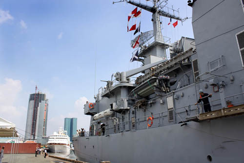 Đây là lần thứ tư tàu Vendemiaire đến thăm Việt Nam. Tháng 4 năm ngoái, một tàu tuần dương Pháp cũng đến thăm Hải Phòng. Sau khi kết thúc chuyến thăm TP Hồ Chí Minh, ngày 27-3, tàu Vendemiaire sẽ tiếp tục đến Campuchia. Ảnh: Theo chương trình, đại diện lãnh đạo Hải quân Việt Nam sẽ tham quan tàu và dự tiệc cocktail trên tàu. Đây là lần thứ tư tàu Vendemiaire đến thăm Việt Nam. Tháng 4 năm ngoái, một tàu tuần dương Pháp cũng đến thăm Hải Phòng. Sau khi kết thúc chuyến thăm TP Hồ Chí Minh, ngày 27-3, tàu Vendemiaire sẽ tiếp tục đến Campuchia. Ảnh: Theo chương trình, đại diện lãnh đạo Hải quân Việt Nam sẽ tham quan tàu và dự tiệc cocktail trên tàu.