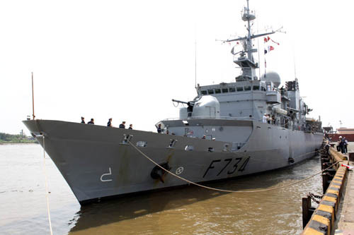 Đón tàu và thủy thủ đoàn có đại diện Bộ tư lệnh Hải quân Việt Nam, Sở Ngoại vụ TP Hồ Chí Minh, Bộ tư lệnh Quân khu 7, Tổng lãnh sự quán Pháp tại TP Hồ Chí Minh. Tại lễ đón, Trung tá Jean Christophe Olieric rất vui mừng và cảm ơn lãnh đạo TP Hồ Chí Minh và Bộ Tư lệnh Hải quân đã tiếp đón nồng hậu. Ảnh: Tàu tuần dương Vendemiaire cập cảng TP Hồ Chí Minh lúc 10 giờ sáng. Đón tàu và thủy thủ đoàn có đại diện Bộ tư lệnh Hải quân Việt Nam, Sở Ngoại vụ TP Hồ Chí Minh, Bộ tư lệnh Quân khu 7, Tổng lãnh sự quán Pháp tại TP Hồ Chí Minh. Tại lễ đón, Trung tá Jean Christophe Olieric rất vui mừng và cảm ơn lãnh đạo TP Hồ Chí Minh và Bộ Tư lệnh Hải quân đã tiếp đón nồng hậu. Ảnh: Tàu tuần dương Vendemiaire cập cảng TP Hồ Chí Minh lúc 10 giờ sáng.