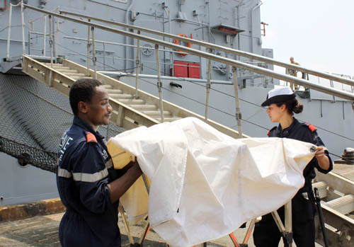 Tàu tuần dương Vendemiaire là một trong số 5 chiếc tương tự của hải quân Pháp, có chức năng đảm bảo chủ quyền của nước này trên các vùng biển khác nhau. Tàu nặng 2.950 tấn, có chiều dài 93,5 m, rộng 14 m và độ mớn nước là 4,4 m. Trên tàu trang bị một máy bay trực thăng và nhiều vũ khí hiện đại. Ảnh: Các thủy thủ tàu tuần dương Vendemiaire đang hoàn tất các công việc đón khách Tàu tuần dương Vendemiaire là một trong số 5 chiếc tương tự của hải quân Pháp, có chức năng đảm bảo chủ quyền của nước này trên các vùng biển khác nhau. Tàu nặng 2.950 tấn, có chiều dài 93,5 m, rộng 14 m và độ mớn nước là 4,4 m. Trên tàu trang bị một máy bay trực thăng và nhiều vũ khí hiện đại. Ảnh: Các thủy thủ tàu tuần dương Vendemiaire đang hoàn tất các công việc đón khách