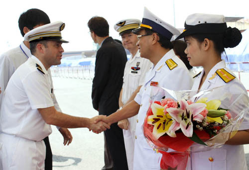 Trong 5 ngày thăm TP Hồ Chí Minh, chỉ huy và thuỷ thủ tàu Vendemiaire sẽ đặt vòng hoa tại tượng đài Chủ tịch Hồ Chí Minh, chào xã giao lãnh đạo UBND TP Hồ Chí Minh, Bộ Tư lệnh Quân khu 7 và Bộ Tư lệnh Hải quân. Các thuỷ thủ trên tuần dương sẽ thi đấu giao hữu bóng chuyền với học viên trường Trung cấp kỹ thuật Hải quân và tham quan một số danh lam thắng cảnh tại Thành phố. Ảnh:Trung tá Jean Christophe Olieric (trái) bắt tay đại diện Bộ tư lệnh Hải quân Việt Nam Trong 5 ngày thăm TP Hồ Chí Minh, chỉ huy và thuỷ thủ tàu Vendemiaire sẽ đặt vòng hoa tại tượng đài Chủ tịch Hồ Chí Minh, chào xã giao lãnh đạo UBND TP Hồ Chí Minh, Bộ Tư lệnh Quân khu 7 và Bộ Tư lệnh Hải quân. Các thuỷ thủ trên tuần dương sẽ thi đấu giao hữu bóng chuyền với học viên trường Trung cấp kỹ thuật Hải quân và tham quan một số danh lam thắng cảnh tại Thành phố. Ảnh:Trung tá Jean Christophe Olieric (trái) bắt tay đại diện Bộ tư lệnh Hải quân Việt Nam