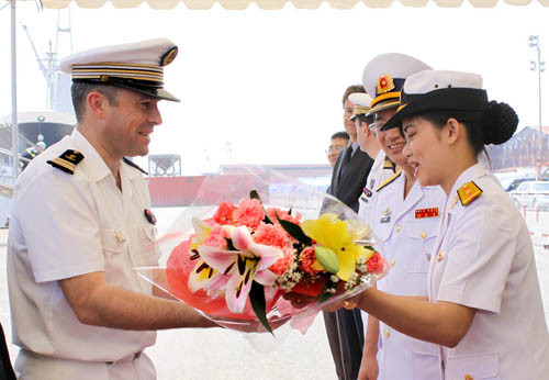 Chuyến thăm của tàu Hải quân Pháp góp phần củng cố và tăng cường mối quan hệ hữu nghị giữa Việt Nam và Pháp nói chung và quân đội hai nước nói riêng, phù hợp với chủ trương xây dựng quan hệ đối tác tin cậy trong thế kỷ 21 đã được lãnh đạo cấp cao hai nước thỏa thuận. Ảnh: Vui vẻ nhận lãng hoa từ nữ chiến sĩ hải quân Việt Nam Chuyến thăm của tàu Hải quân Pháp góp phần củng cố và tăng cường mối quan hệ hữu nghị giữa Việt Nam và Pháp nói chung và quân đội hai nước nói riêng, phù hợp với chủ trương xây dựng quan hệ đối tác tin cậy trong thế kỷ 21 đã được lãnh đạo cấp cao hai nước thỏa thuận. Ảnh: Vui vẻ nhận lãng hoa từ nữ chiến sĩ hải quân Việt Nam