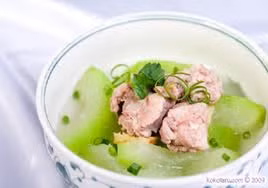 7. Cháo bí xanh: Công dụng: thanh nhiệt giải độc, lợi thủy tiêu thũng và làm hết khát; rất thích hợp với những người thừa cân béo phì, người bị phù nề, đái tháo đường, cảm nắng cảm nóng, viêm đường tiết niệu, trẻ em bị bệnh ngoài da trong mùa hè.