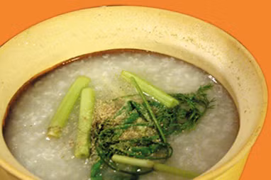 8. Cháo rau cần: Công hiệu: Những người bị nhiệt nóng gây đau đầu, hoa mắt chóng mặt ăn cháo rau cần thường xuyên có tác dụng dưỡng gan, giảm huyết áp.