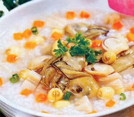 1. Cháo hạt sen: Hạt sen có tác dụng giúp an thần, dễ ngủ. Dùng hạt sen để nấu cháo sẽ không chỉ là món ăn ngon mà nó cũng được coi là một vị thuốc chữa bệnh hiệu quả.