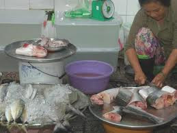 Đặc biệt không được ăn loại cá ngừ đã bị ươn, vì nó khiến chất đạm trong cá ngừ biến thành chất độc. Hơn nữa, cá ngừ bị ươn rất hay bị nhiễm chất độc scombro có thể gây đau đầu hay bị chuột rút.