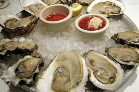 Con hàu sống: Con hàu có hàm lượng kẽm cao không cần thiết cho sức khỏe, đặc biệt là tuyến tiền liệt. Nhưng hàm lượng kẽm này lại có thể làm tăng mức độ ô nhiễm nước biển và có tác dụng không tốt khi ăn kèm với các loại đồ ăn. Ảnh Xaluan.com