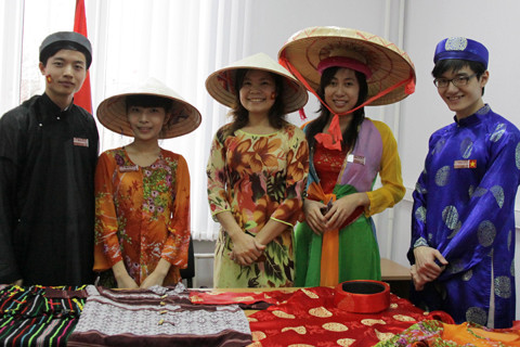 Du học sinh Việt Nam tại Nga trong trang phục truyền thống của dân tộc (Ảnh Vnexpress) Du học sinh Việt Nam tại Nga trong trang phục truyền thống của dân tộc (Ảnh Vnexpress)