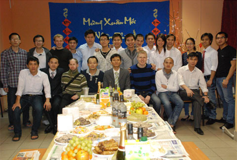 Du học sinh Việt Nam tại Nga trong bữa tiệc chào năm mới xuân Nhâm Thìn (ẢnhVnexpress) Du học sinh Việt Nam tại Nga trong bữa tiệc chào năm mới xuân Nhâm Thìn (ẢnhVnexpress)