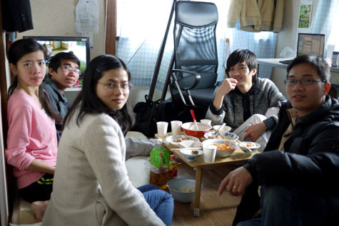 Các du học sinh Việt Nam tại Nhật Bản từ những vùng bị nạn đã trở về Osaka an toàn sau thảm họa kép (Ảnh Việt Báo) Các du học sinh Việt Nam tại Nhật Bản từ những vùng bị nạn đã trở về Osaka an toàn sau thảm họa kép (Ảnh Việt Báo)