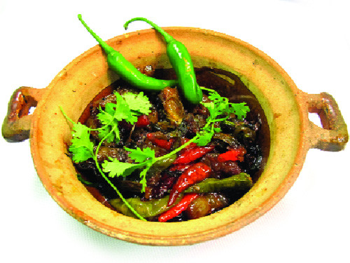 Cá bống kho tộ: Cá bống kho tộ yêu cầu thành phẩm con cá phải còn nguyên hình dạng, xương mềm nhưng thịt không nát. Miếng cá đậm đà vị mặn, ngọt và cay, thơm mùi giềng, không còn mùi tanh của cá. Đây là món ăn dân dã ở vùng thôn quê Việt Nam, món ăn này không chỉ ngon mà còn rất tốt cho sức khỏe vì nó bổ xung nhiều đạm và sắt. Cá bống kho tộ: Cá bống kho tộ yêu cầu thành phẩm con cá phải còn nguyên hình dạng, xương mềm nhưng thịt không nát. Miếng cá đậm đà vị mặn, ngọt và cay, thơm mùi giềng, không còn mùi tanh của cá. Đây là món ăn dân dã ở vùng thôn quê Việt Nam, món ăn này không chỉ ngon mà còn rất tốt cho sức khỏe vì nó bổ xung nhiều đạm và sắt.