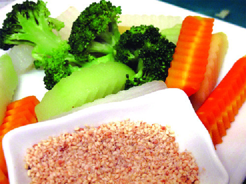 Rau củ chấm muối vừng: Đây là món chắc hẳn ai cũng đã từng thưởng thức một lần, là món ăn rất quen thuộc hàng ngày của người dân Việt Nam. Ăn món này giúp cơ thể tăng cường các Vitamin từ rau quả và các khoáng chất như: Canxi, đồng, mangan, magie, photpho, sắt, kẽm, vitamin và cả chất xơ có tác dụng phòng và ngăn chặn nhiều bệnh từ vừng. Rau củ chấm muối vừng: Đây là món chắc hẳn ai cũng đã từng thưởng thức một lần, là món ăn rất quen thuộc hàng ngày của người dân Việt Nam. Ăn món này giúp cơ thể tăng cường các Vitamin từ rau quả và các khoáng chất như: Canxi, đồng, mangan, magie, photpho, sắt, kẽm, vitamin và cả chất xơ có tác dụng phòng và ngăn chặn nhiều bệnh từ vừng.