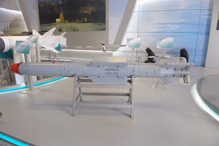 KAB-250 có thân nhỏ, thuôn dài thích hợp để lắp trong khoang bom bên trong của T-50. Ảnh: ktrv.ru
