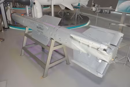 SDB và KAB-250 đều có những thế mạnh riêng. Ảnh: ausairpower.net, ktrv.ru