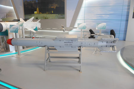 KAB-250 có thân nhỏ, thuôn dài thích hợp để lắp trong khoang bom bên trong của T-50. Ảnh: ktrv.ru KAB-250 có thân nhỏ, thuôn dài thích hợp để lắp trong khoang bom bên trong của T-50. Ảnh: ktrv.ru
