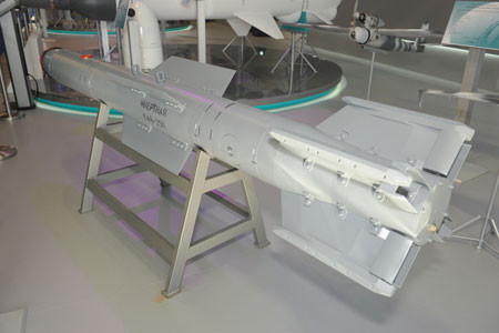 SDB và KAB-250 đều có những thế mạnh riêng. Ảnh: ausairpower.net, ktrv.ru SDB và KAB-250 đều có những thế mạnh riêng. Ảnh: ausairpower.net, ktrv.ru