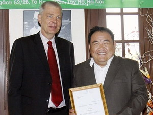 Đại sứ Đan Mạch tại Việt Nam, John Nielsen (bên trái) trao Thư tài trợ của Quỹ Hoàng Gia Đan Mạch cho đại diện trung tâm KOTO. (Ảnh: Thanh Tùng/TTXVN) Đại sứ Đan Mạch tại Việt Nam, John Nielsen (bên trái) trao Thư tài trợ của Quỹ Hoàng Gia Đan Mạch cho đại diện trung tâm KOTO. (Ảnh: Thanh Tùng/TTXVN)