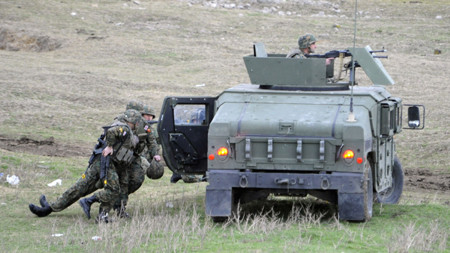 Binh sĩ quân đội Grudia tham gia cuộc tập trận ở ngoại ô thủ đô Tbilixi, ngày 22/2/2010. Ảnh: AFP/TTXVN