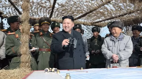 Nhà lãnh đạo Kim Jong Un (giữa) đi thị sát một điểm ở biên giới Tây nam Triều Tiên (Ảnh: AFP)
