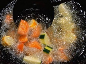 Trans fat được tìm thấy trong dầu rán. (Nguồn: Internet) Trans fat được tìm thấy trong dầu rán. (Nguồn: Internet)