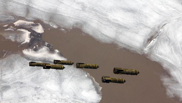 Khoảng 10 giờ 30 phút giờ Bắc Kinh sáng hôm qua 20/3, không quân Trung Quốc đã ném 36 quả bom trúng mục tiêu, tiếng nổ ầm vang, băng và nước bay cao lên mấy chục mét. Dòng chảy được khơi thông, nước đã được chảy thông về vùng hạ lưu. Ảnh: 36 quả bom đã ném trúng mục tiêu