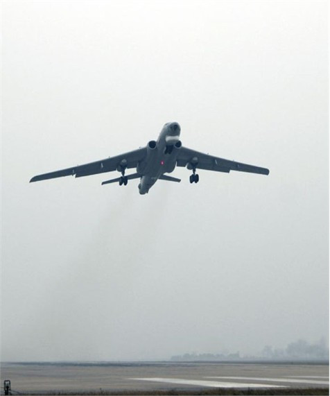 Hiện nay, các nước khác trên thế giới chủ yếu dùng tàu phá băng là chính, hoặc nổ điểm cố định. Các nước như Nga, Canada thường dùng tàu phá băng, chỉ có Trung Quốc là dùng máy bay ném bom để phá băng. Ảnh: Máy bay cất cánh mang bom ném bom khai thông dòng chảy