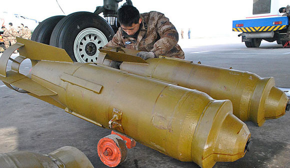 Sông Hoàng Hà thường bị nghẽn dòng vào mùa xuân khi băng tan, đoạn chảy qua Nội Mông Cổ bị ảnh hưởng nặng nề nhất. Khi thời tiết ấm lên, các tảng băng lớn trôi từ từ trên sông tạo thành một đập lớn chặn dòng nước chảy từ thượng lưu về, nhiều khi mực nước tăng lên gây ngập lụt. Đoạn sông Hoàng Hà chảy qua Khu tự trị Nội Mông có tốc độ chảy thấp, khi gặp băng cản trở, tốc độ dòng chảy càng thấp hơn. Do đó, không quân mới phải dùng bom phá băng. Ảnh: Kiểm tra bom trước khi đưa lên máy bay ngày 22/03/2011