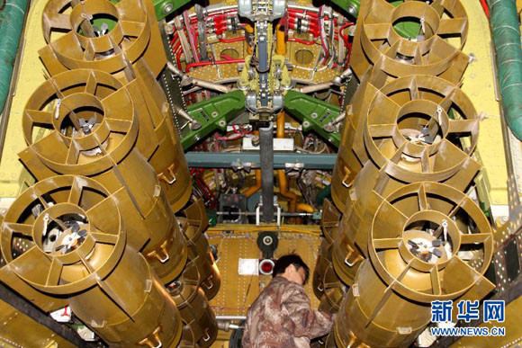 Được biết, đặc điểm của việc ném bom không quân lần này là lượng thuốc nổ đủ mạnh, dưới tác dụng của trọng lực, bom đã xuyên qua lớp băng và nổ ở dưới nước, lực phá băng rất mạnh. Thứ tự cho nổ là từ vùng hạ lưu trước, vùng thượng lưu sau. Ảnh: Kiểm tra trước khi bay đến địa điểm đã định