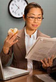 6. Vừa ăn vừa làm việc: Vừa ăn vừa làm việc sẽ gây ảnh hưởng lớn tới hoạt động của dạ dày và các cơ quan tiêu hoá khác, dễ gây ra bệnh đau dạ dày 6. Vừa ăn vừa làm việc: Vừa ăn vừa làm việc sẽ gây ảnh hưởng lớn tới hoạt động của dạ dày và các cơ quan tiêu hoá khác, dễ gây ra bệnh đau dạ dày