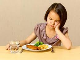 5. Ăn không đúng bữa: Ăn vặt nhiều quên bữa chính hay thời gian giữa các bữa ăn không cố định chính là nguyên nhân gây viêm loét dạ dày. Đến một giờ cố định, dạ dày theo thói quen sẽ tiết axit để tiêu hóa thức ăn. Nếu không bổ sung thức ăn kịp thời, lượng axit sản sinh sẽ “phản lại” chính chủ nhân của mình, từ đó gây ra căn bệnh viêm loét dạ dày thường gặp. 5. Ăn không đúng bữa: Ăn vặt nhiều quên bữa chính hay thời gian giữa các bữa ăn không cố định chính là nguyên nhân gây viêm loét dạ dày. Đến một giờ cố định, dạ dày theo thói quen sẽ tiết axit để tiêu hóa thức ăn. Nếu không bổ sung thức ăn kịp thời, lượng axit sản sinh sẽ “phản lại” chính chủ nhân của mình, từ đó gây ra căn bệnh viêm loét dạ dày thường gặp.