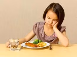 5. Ăn không đúng bữa: Ăn vặt nhiều quên bữa chính hay thời gian giữa các bữa ăn không cố định chính là nguyên nhân gây viêm loét dạ dày. Đến một giờ cố định, dạ dày theo thói quen sẽ tiết axit để tiêu hóa thức ăn. Nếu không bổ sung thức ăn kịp thời, lượng axit sản sinh sẽ “phản lại” chính chủ nhân của mình, từ đó gây ra căn bệnh viêm loét dạ dày thường gặp.