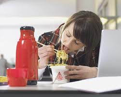 1.Ăn quá nhanh: Ăn quá nhanh thường gây nên hiện tượng khó tiêu hoá vì khi lượng thức ăn được “nạp” vào quá nhanh, não bộ chưa kịp nhận tín hiệu từ dạ dày và kết quả là dạ dày không kịp tiết dịch và co bóp để tiêu hoá thức ăn. Thói quen ăn nhanh lâu ngày có thể dẫn tới bệnh đau dạ dày. 1.Ăn quá nhanh: Ăn quá nhanh thường gây nên hiện tượng khó tiêu hoá vì khi lượng thức ăn được “nạp” vào quá nhanh, não bộ chưa kịp nhận tín hiệu từ dạ dày và kết quả là dạ dày không kịp tiết dịch và co bóp để tiêu hoá thức ăn. Thói quen ăn nhanh lâu ngày có thể dẫn tới bệnh đau dạ dày.