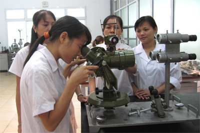 Kiểm tra chất lượng kỹ thuật thiết bị quang học ở Nhà máy Z133, Tổng cục Kỹ thuật. Ảnh: Mai Phương