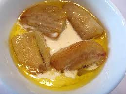 Tráng miệng với bơ chuối: Chứa nhiều Vitamin và khoáng chất nên bơ thực sự mang tới vẻ đẹp hoàn hảo cho làn da của các bạn gái. Còn chuối lại có công dụng chữa một số bệnh như: huyết áp cao, cơ thể suy nhược... Ảnh: tapchigiadinh