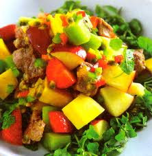 Món salad trái cây tươi mát giúp giải nhiệt cho buổi trưa nóng bức. Càng tuyệt vời hơn nữa khi món salad trái cây của bạn được đựng trong những chiếc tô lung linh làm từ nước và hoa quả đông lạnh. Ảnh: xixam