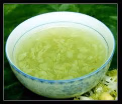 Chè cốm : Món ăn này là đặc sản của người Hà Thành. Mùi thơm cốm non, màu xanh mát dịu, vị ngọt của đường cát đem lại cho bát chè hương vị thanh tao xua tan đi cái nóng nực của mùa hè. Ảnh: Internet